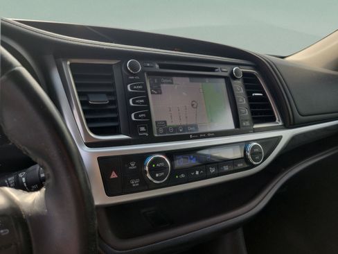Used 2018 Toyota Highlander Limited FWD image 16