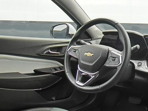 Used 2025 Chevrolet Trax LT w/ LT Convenience Package FWD image 19