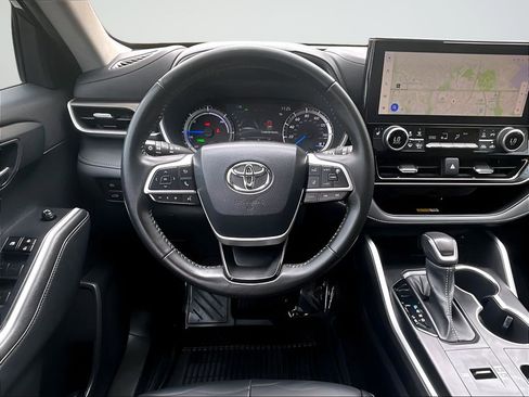 Used 2023 Toyota Highlander XLE FWD image 13