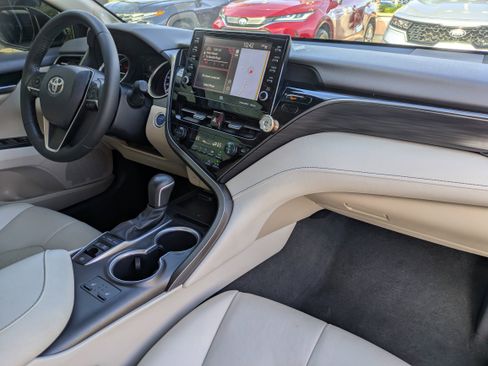 Used 2022 Toyota Camry XLE w/ Navigation Upgrade Package image 13