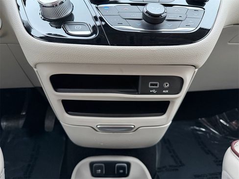 Used 2020 Chrysler Pacifica Limited image 28