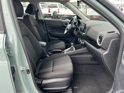 Used 2025 Hyundai Venue SEL FWD image 15