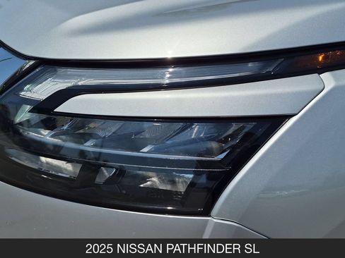 Used 2025 Nissan Pathfinder SL FWD image 10