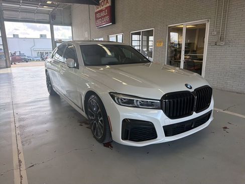 Used 2022 BMW 740i w/ M Sport Package image 4