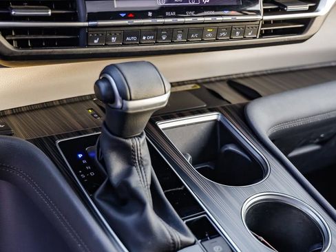 Used 2023 Toyota Sienna Limited image 24