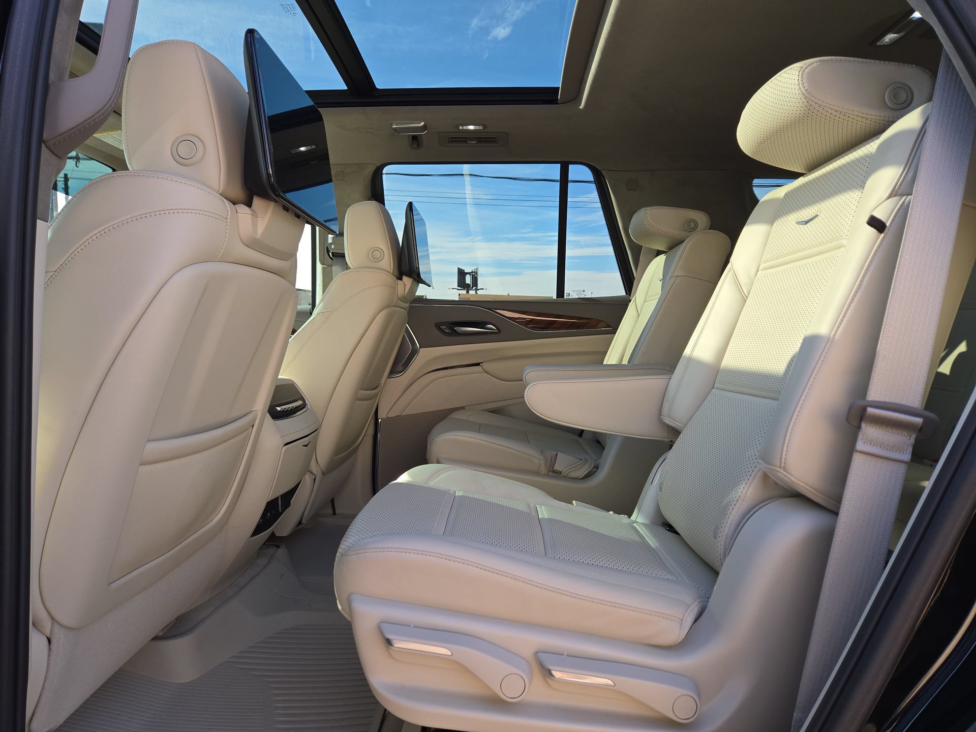 Used 2024 Cadillac Escalade Sport Platinum w/ LPO, Floor Liner Package AWD/4WD image 13