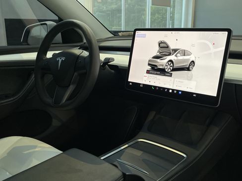 Used 2023 Tesla Model Y Long Range AWD/4WD image 32