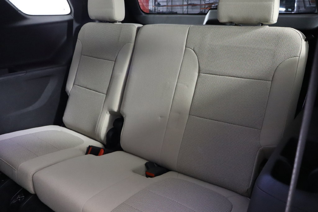 Used 2023 Chevrolet Traverse LS FWD image 17