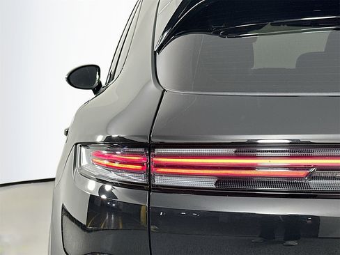 Certified 2025 Porsche Cayenne Turbo image 16