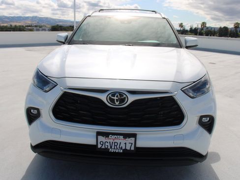 Used 2023 Toyota Highlander XLE FWD image 7