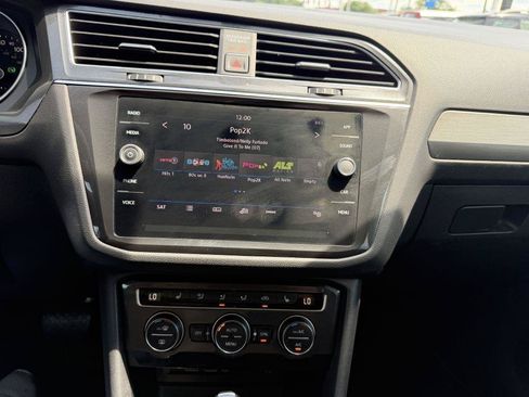 Used 2018 Volkswagen Tiguan SE w/ Panoramic Sunroof Package FWD image 17