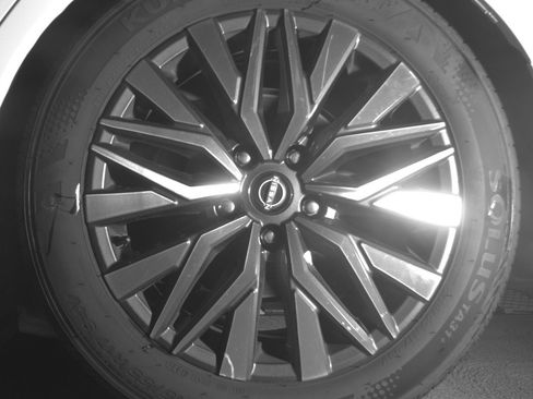 Used 2025 Nissan Altima 2.5 SV FWD image 14