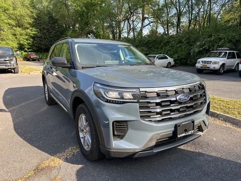 Used 2025 Ford Explorer Active AWD/4WD image 2