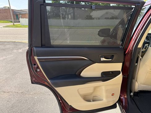 Used 2014 Toyota Highlander Limited AWD/4WD image 16