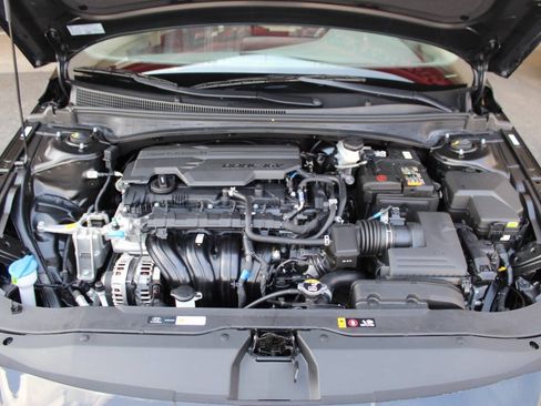 Used 2025 Hyundai Elantra SEL FWD image 8