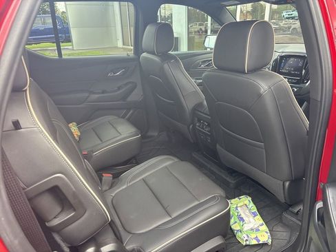 Used 2023 Chevrolet Traverse Premier FWD image 7