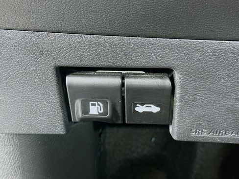Used 2025 Nissan Versa SV FWD image 17