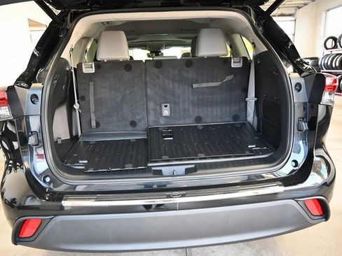Used 2023 Toyota Highlander XLE image 30