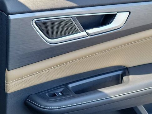 Used 2024 Volkswagen Atlas Cross Sport SE w/ Panoramic Sunroof Package FWD image 7