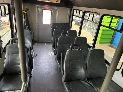 Used 2006 Ford E-350 and Econoline 350 Super Duty RWD image 16