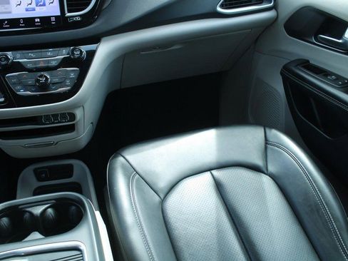 Used 2023 Chrysler Pacifica Touring-L image 16