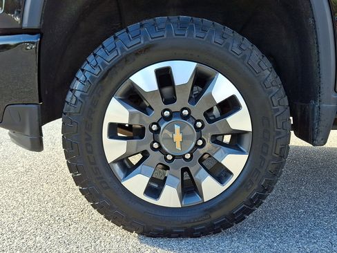 Used 2021 Chevrolet Silverado 2500 Custom w/ Custom Convenience Package image 9