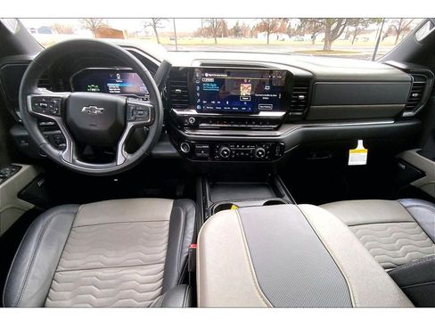 Used 2025 Chevrolet Silverado 2500 ZR2 w/ Technology Package image 17