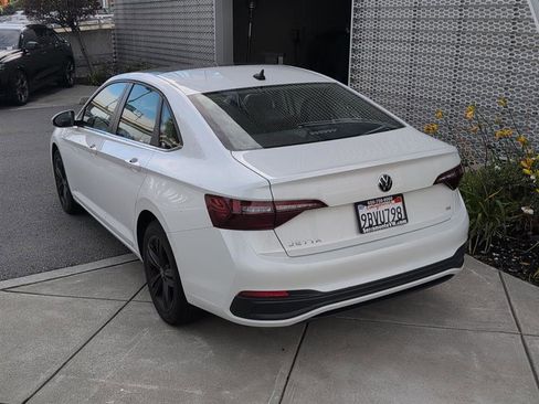 Used 2022 Volkswagen Jetta SE w/ Panoramic Sunroof Package image 9