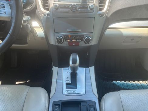 Used 2010 Subaru Outback 2.5i Premium AWD/4WD image 11