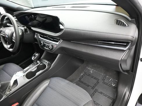 Used 2025 Buick Envista Preferred FWD image 38
