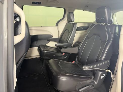 Used 2022 Chrysler Pacifica Touring-L FWD image 12