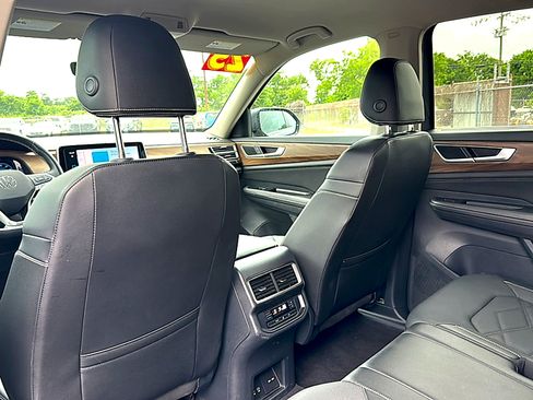 Used 2025 Volkswagen Atlas SE FWD image 17