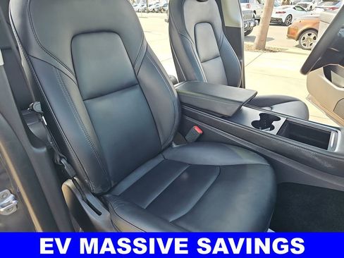 Used 2022 Tesla Model Y Long Range image 10