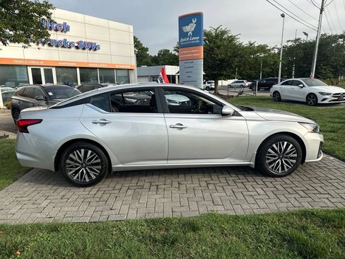 Used 2024 Nissan Altima 2.5 SV w/ SV Premium Package FWD image 7