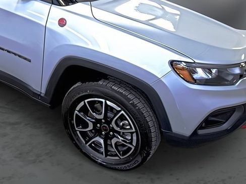 Used 2025 Jeep Compass Trailhawk AWD/4WD image 15