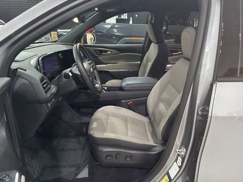 Used 2025 Chevrolet Traverse LT image 10