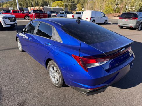 Used 2021 Hyundai Elantra SE image 3