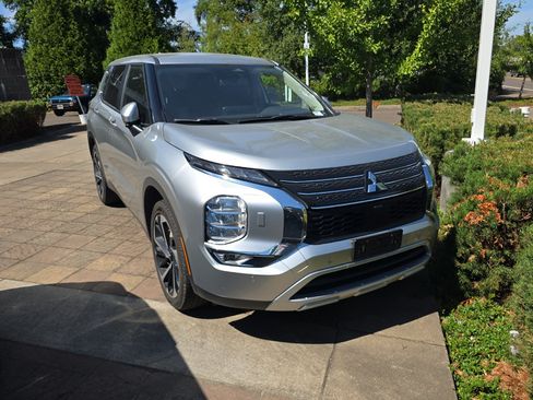 Used 2024 Mitsubishi Outlander SE AWD/4WD image 2