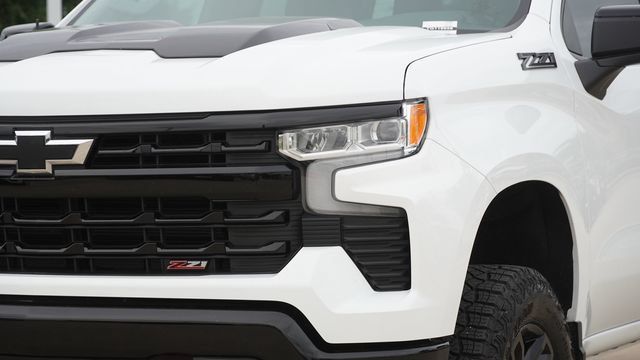 Used 2026 Chevrolet Silverado 1500 LT Trail Boss w/ LPO, Dark Essentials Package AWD/4WD image 4