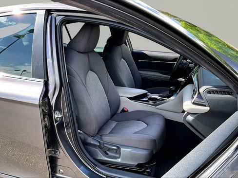 Used 2020 Toyota Camry LE FWD image 21