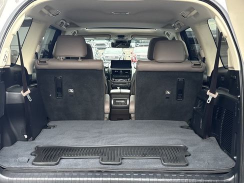 Used 2022 Lexus GX 460 Premium w/ Accessory Package AWD/4WD image 11