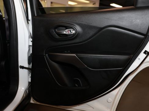 Used 2021 Jeep Cherokee Limited image 21