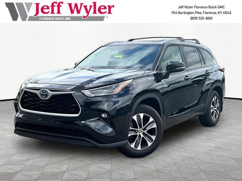 Used 2023 Toyota Highlander XLE AWD/4WD image 1
