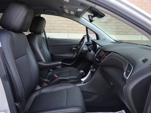 Used 2021 Chevrolet Trax LT w/ LT Convenience Package FWD image 29