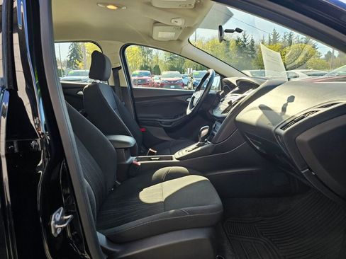 Used 2016 Ford Focus SE w/ SE Winter Package FWD image 9