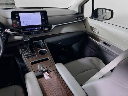 Certified 2022 Toyota Sienna XLE FWD image 21