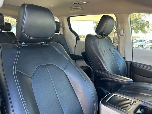 Used 2022 Chrysler Pacifica Touring-L image 45