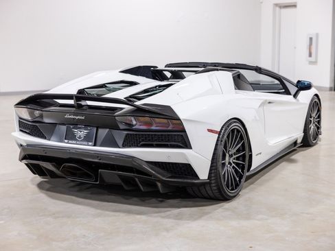 Used 2019 Lamborghini Aventador S image 9