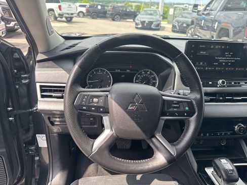 Used 2025 Mitsubishi Outlander SE FWD image 12