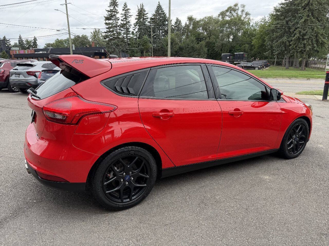 Used 2016 Ford Focus SE w/ Equipment Group 201A FWD image 4
